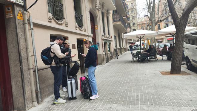 La futura ley europea de vivienda aviva la pugna sobre la prohibición de los pisos turísticos en Barcelona