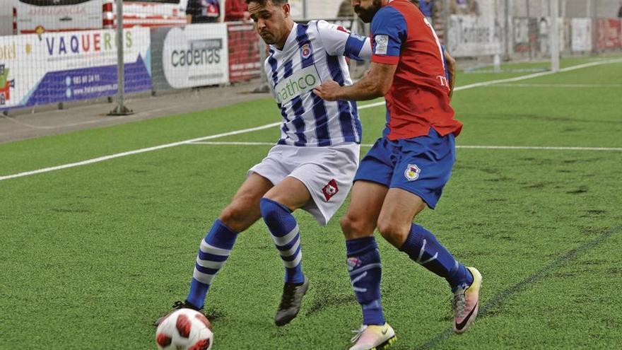 Aimar disputa el balón a Camus.