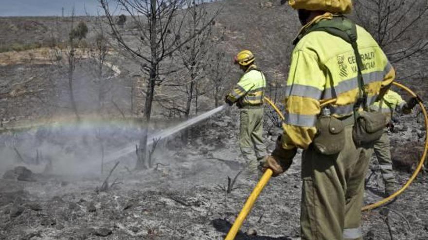 Dos bomberos forestales en plena intervención en un incendio registrado en Alcoy.