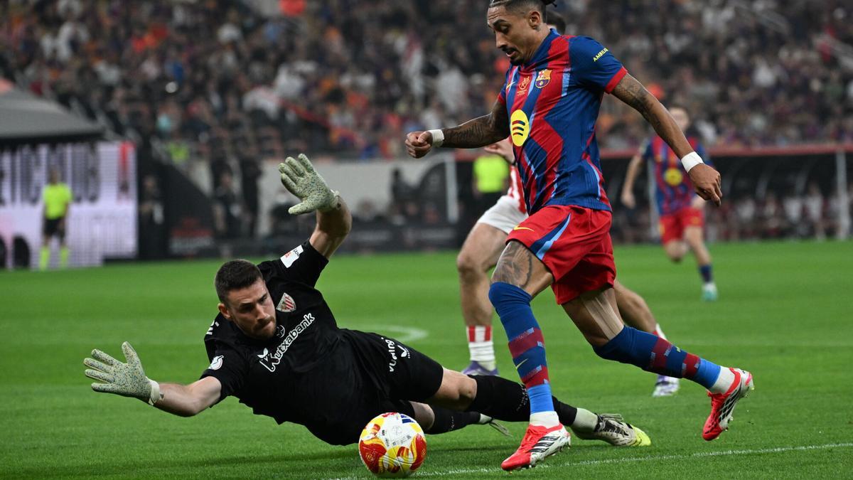 Raphinha se deshace de Unai Simón en la semifinal de la Supercopa entre el Barça y el Athletic en Yeda (Arabia Saudí).