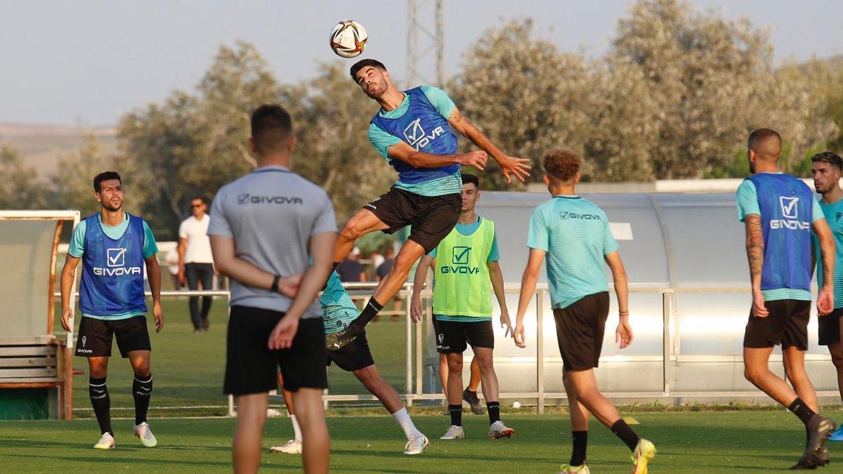 Ricardo Visus salta en un entrenamiento del Córdoba CF, esta temporada.