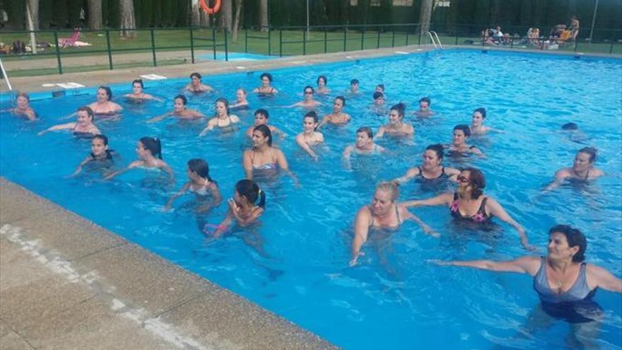 Las mujeres se apuntan a aquaeróbic y yoga en verano