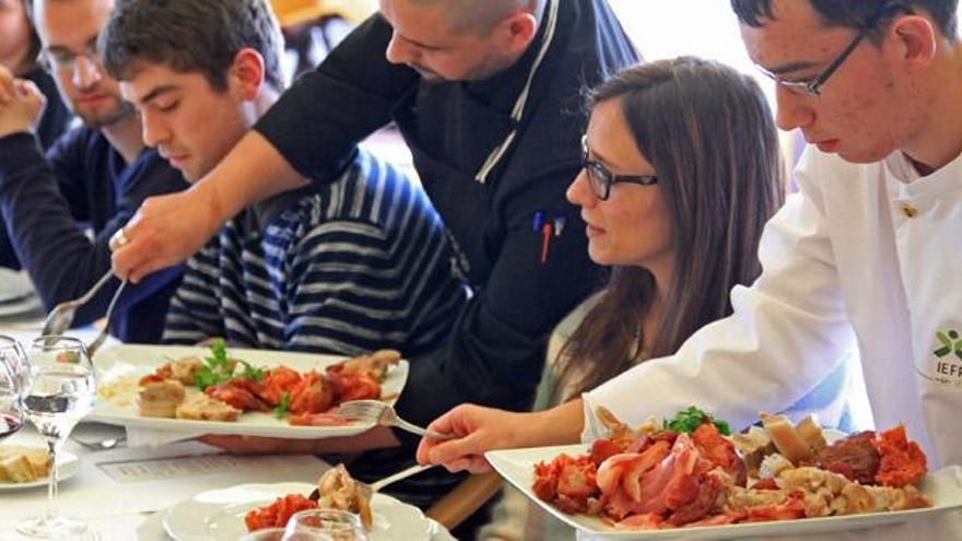 Degustación del tradicional butelo con casulas celebrada hoy en Braganza