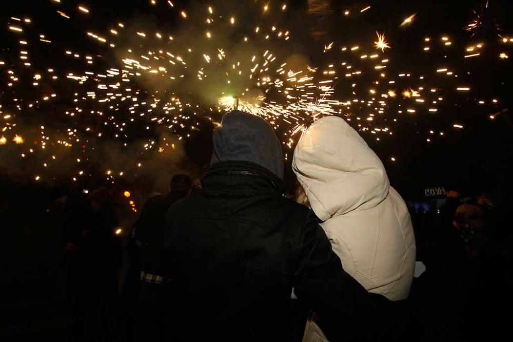 Rund 20.000 Zuschauer verfolgten am Sonntagabend (29.1.) das Spektakel der Teufel und Bestien auf Mallorca, die lärmend und funkensprühend durch Palma zogen. Die Tradition zu Palmas Stadtfest Sant Sebastià war wegen des Unwetters verschoben worden.