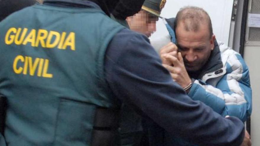 Lafuente escoltado por agentes de la Guardia Civil en 2009 a su llegada al juzgado de Cambados.  // I.A.