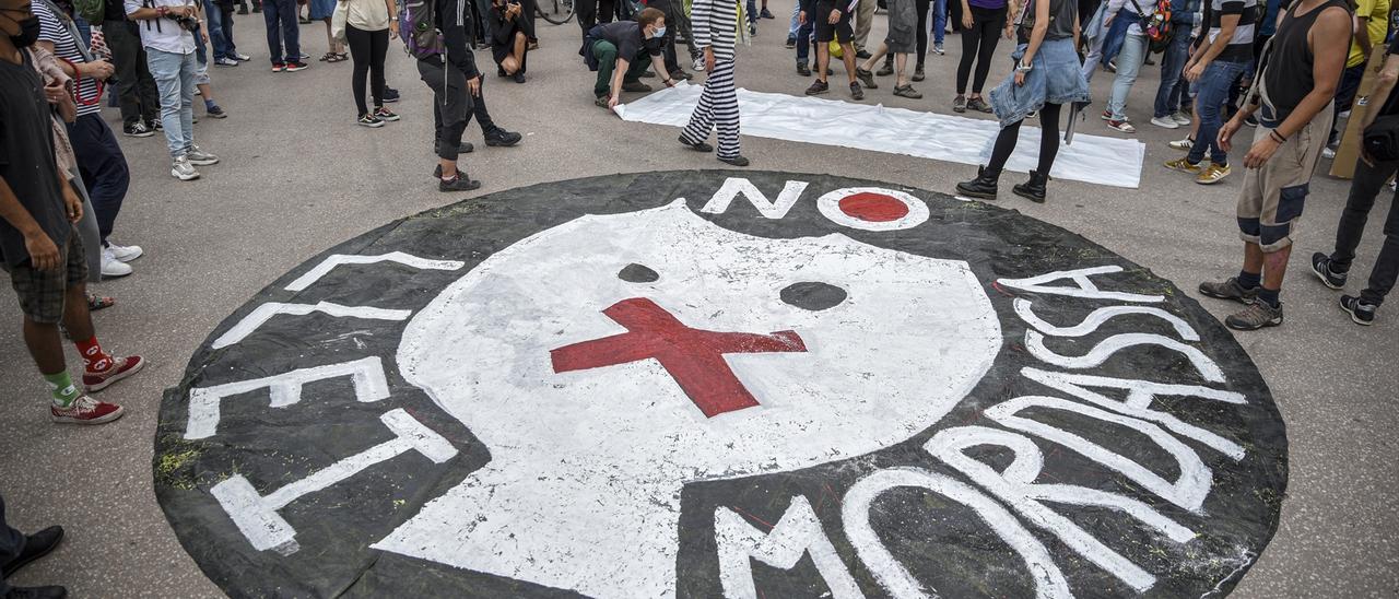 Concentración contra la conocida como &#039;Ley Mordaza&#039; en la Plaza del Ayuntamiento, el 5 de junio de 2021, en Valencia).