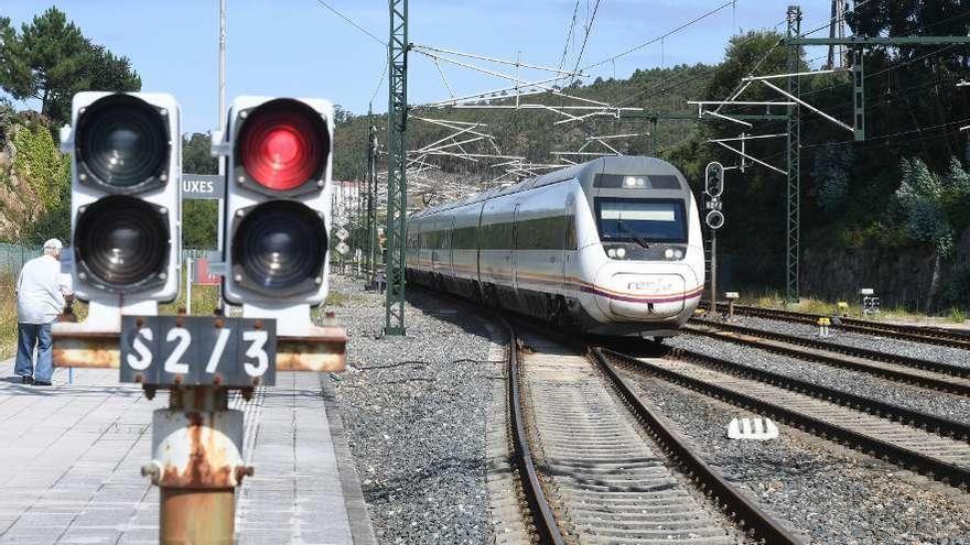 Un tren circula por el apeadero ferroviario de Uxes, en Morás.