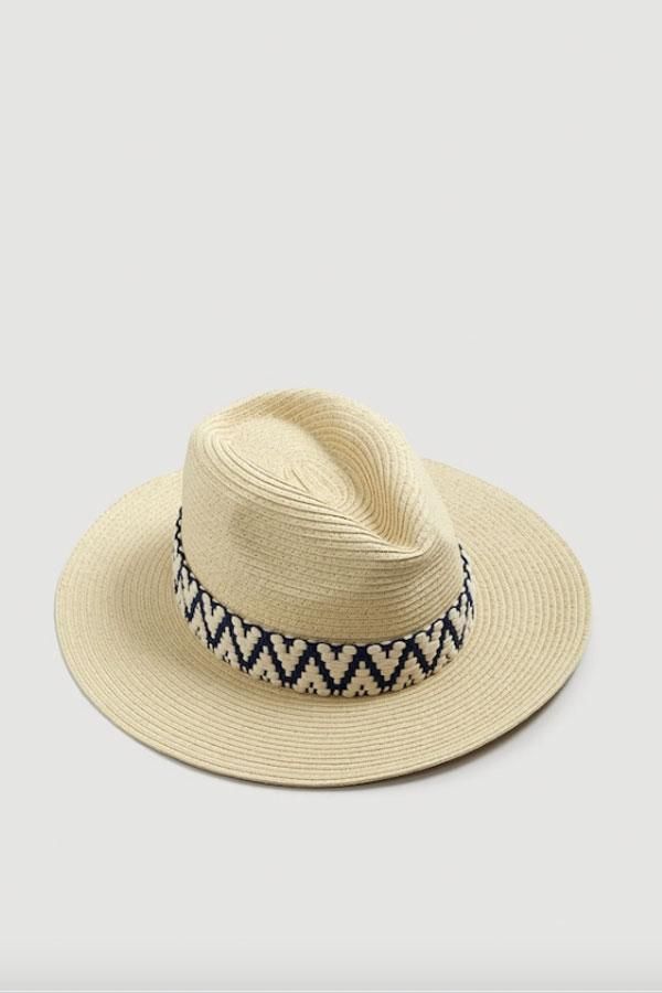 Sombrero con cinta decorativa