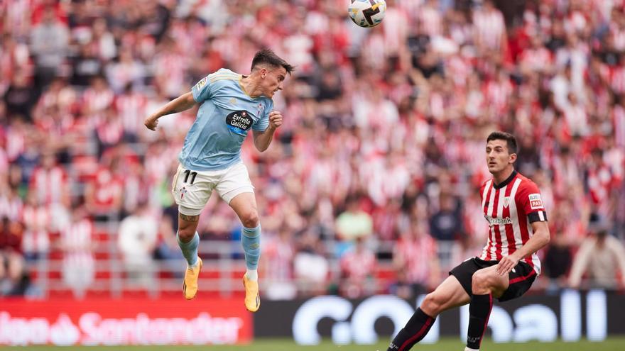 Cervi cabecea un balón durante el partido de ayer.