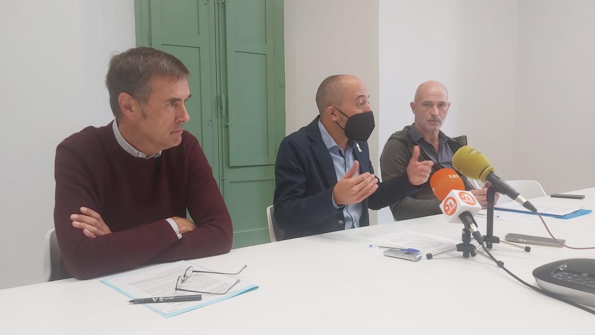 El tinent d&#039;alcalde de l&#039;Ajuntament de Manresa Joan Calmet, l&#039;alcalde, Marc Aloy, i el regidor de Mobilitat, David Aaron López