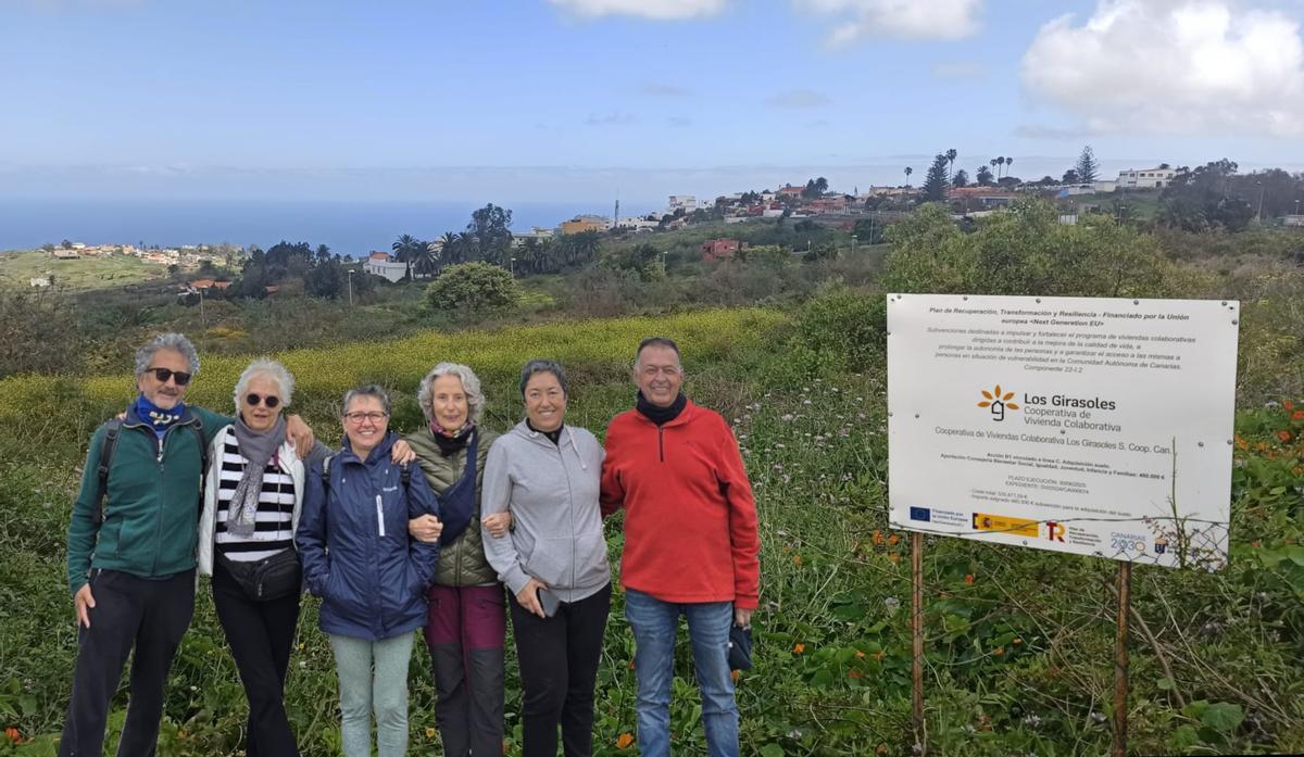Algunos socios y socias de Los Girasoles en el terreno donde construirán sus casas
