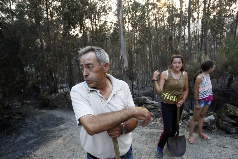 Los medios de lucha contra incendios han conseguido estabilizar el fuego y ha sido desactivada la situación de alerta. Alberto Núñez Feijóo estuvo ayer en Arbo para seguir las labores de los profesion