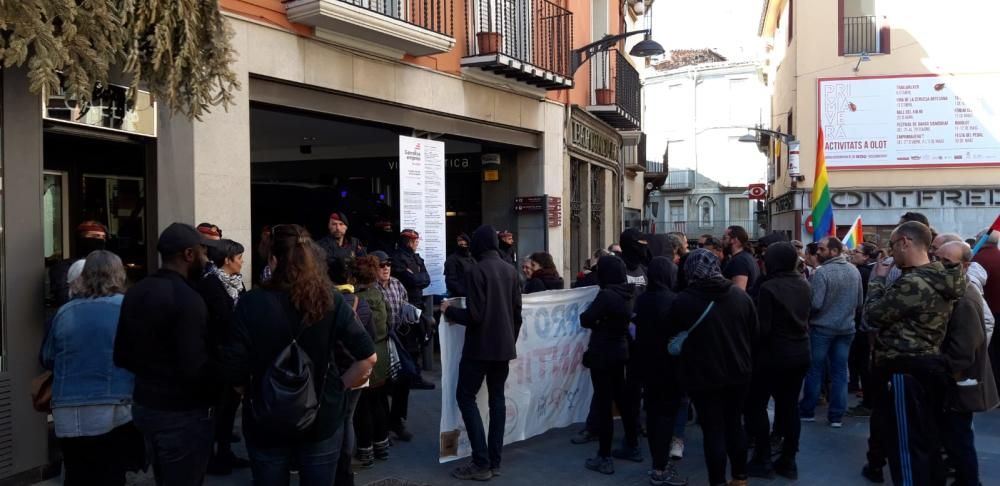 Manifestació contra una parada de VOX a Olot