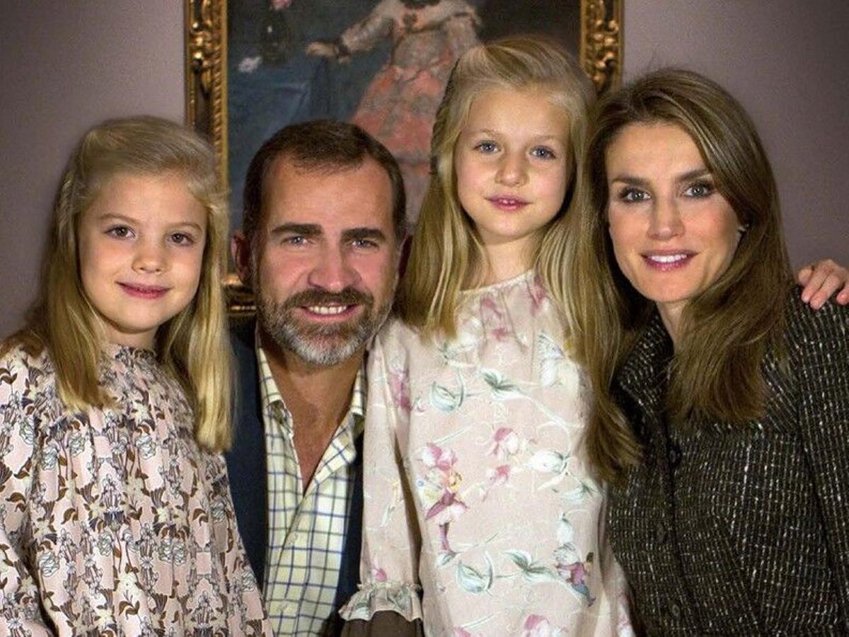 17/02/2026 El álbum familiar inédito de la princesa Leonor y la infanta Sofía: las fotos privadas que ha compartido Casa Real. MADRID, 17 (CHANCE) Los Reyes Felipe y Letizia han abierto su álbum privado para mostrar una serie de fotografías familiares con sus hijas, la Princesa Leonor y la Infanta Sofía, que hasta ahora formaban parte del archivo más íntimo de Zarzuela. Las imágenes, difundidas a través de la página web de Casa Real y recogidas por distintos medios, incluyen algunas instantáneas inéditas con las que los monarcas "presentan" a sus hijas al mundo en distintas etapas de su vida, desde la primera infancia hasta su juventud. POLITICA EUROPA ESPAÑA SOCIEDAD CASA DE S.M. EL REY