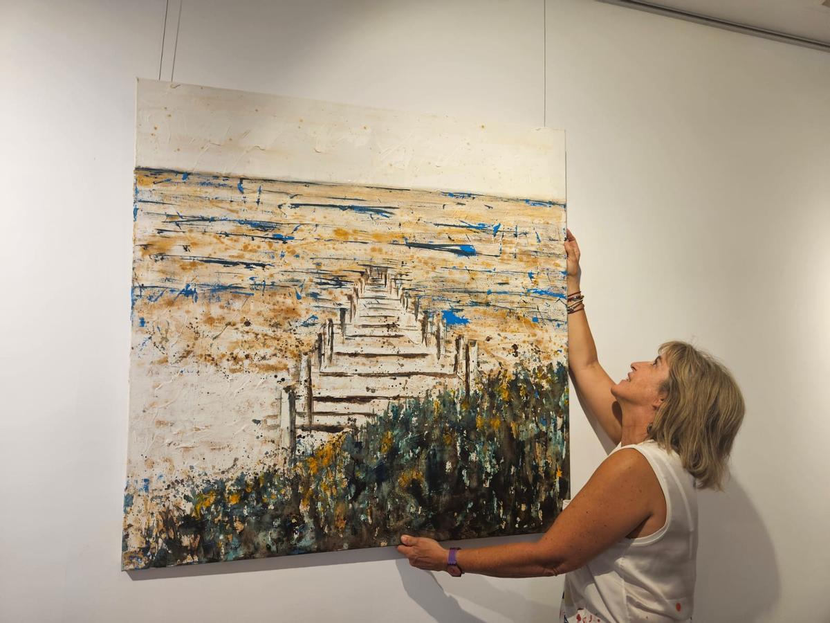 Matilde Hernández, durante el montaje de la muestra en Santa Eulària.