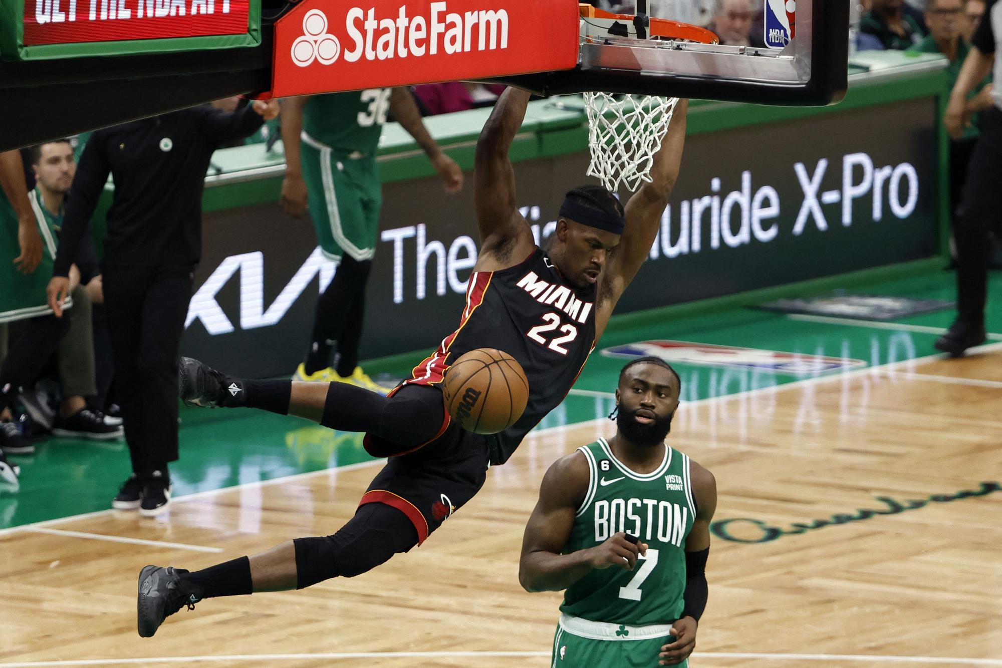 Jimmy Butler se cuelga del aro en  presencia de Jaylen Brown.