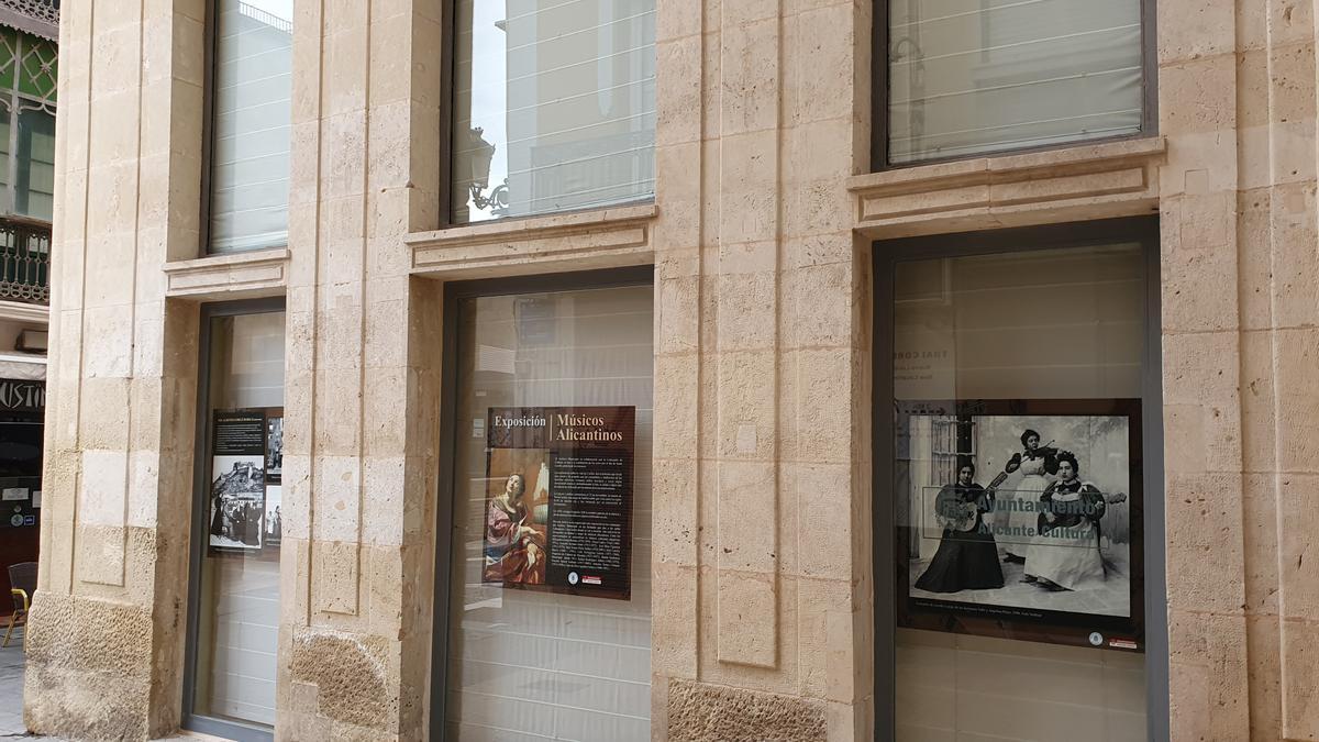 Imagen de la fachada y las cristaleras con la exposición del Archivo Municipal de Alicante.