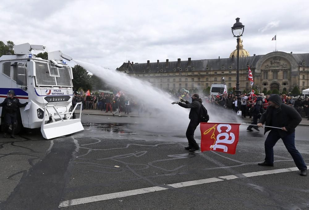 Batalla campal en París por la reforma laboral