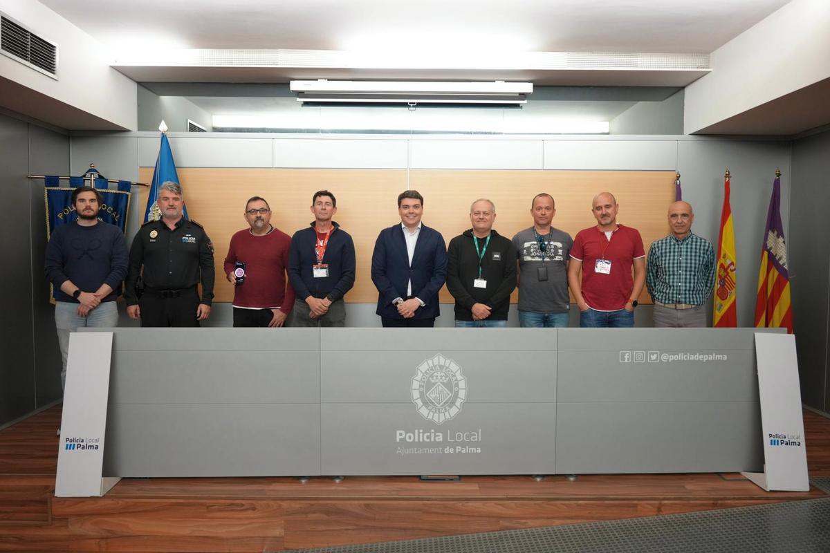 Representantes de Cort y de los sindicatos tras alcanzar el acuerdo.