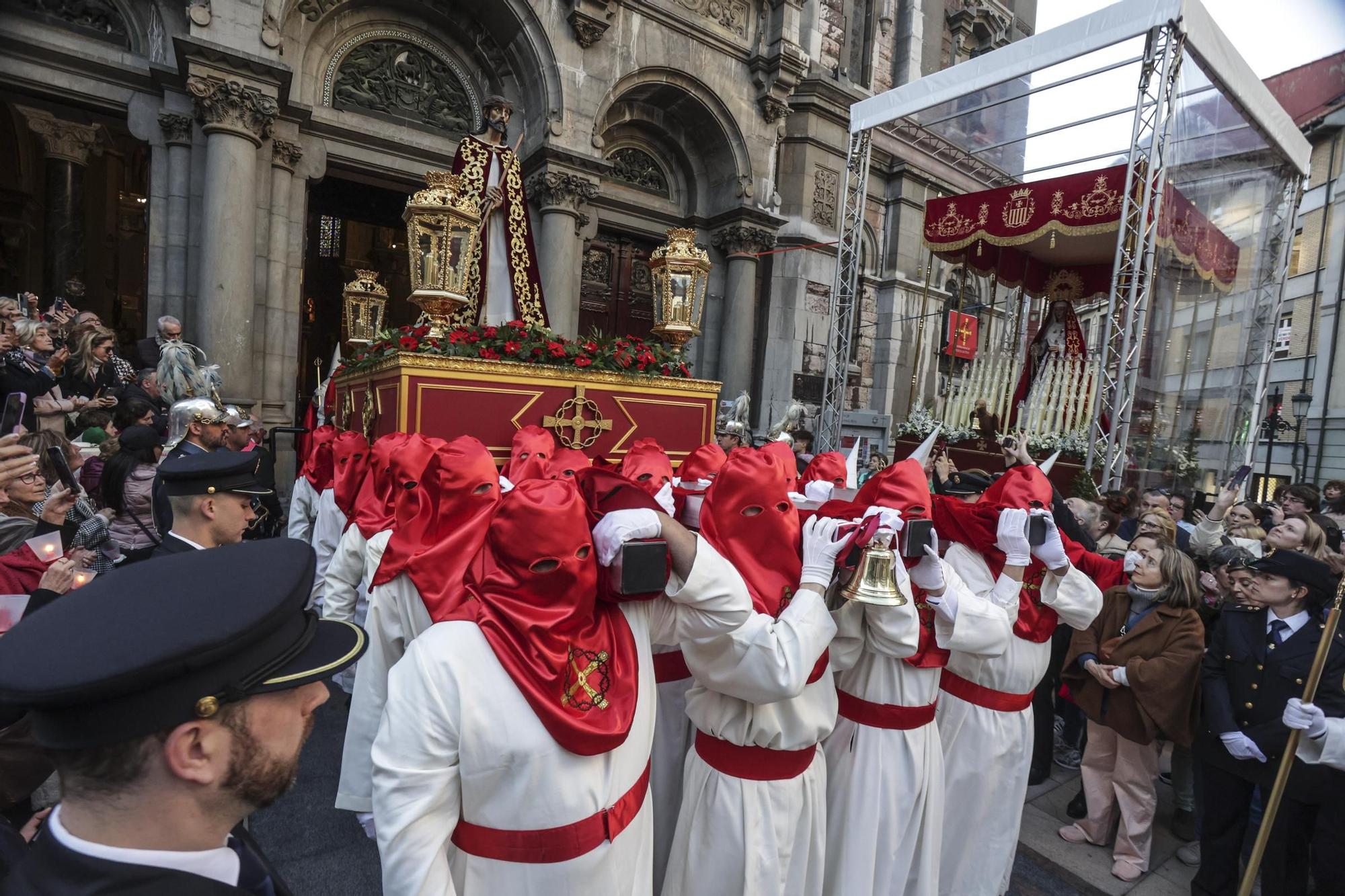 "Toda su vida fue maltratado y finalmente alguien miraba por él": las fotos de la procesión de Jesús Cautivo en Oviedo