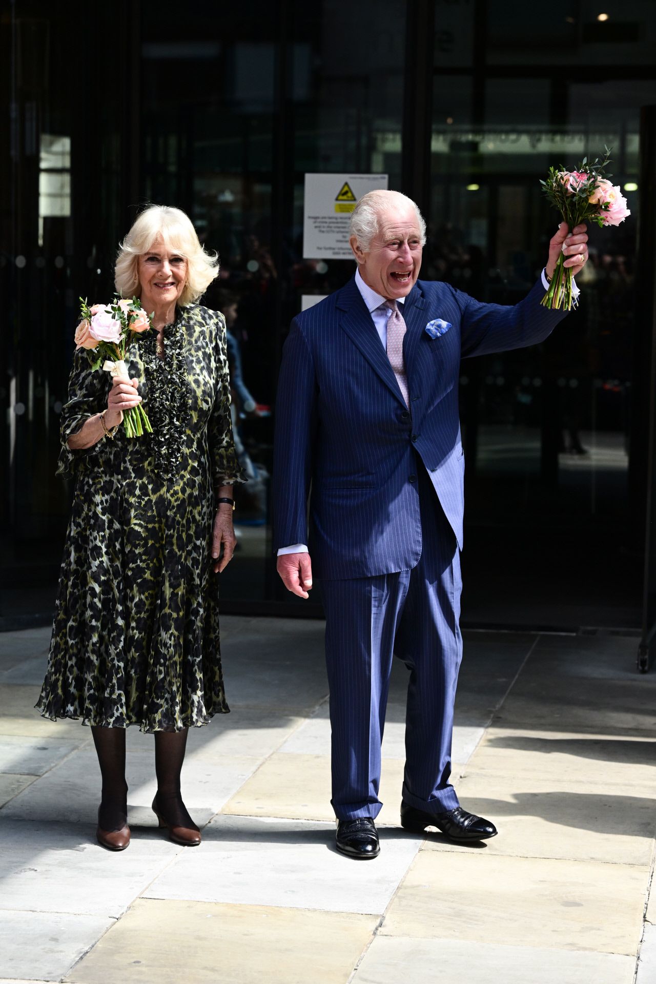 El rey Carlos y la reina Camilla visitan un centro especializado en cáncer en Londres