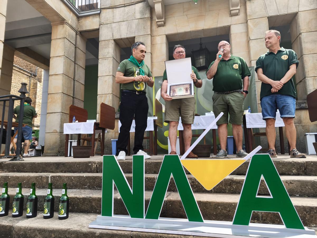 Así fue la emocionante y multitudinaria cata a ciegas para elegir la mejor sidra de Asturias en Nava