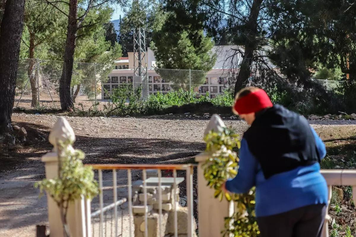 La puerta de una de las viviendas que quedan a escasos 20 metros del vallado