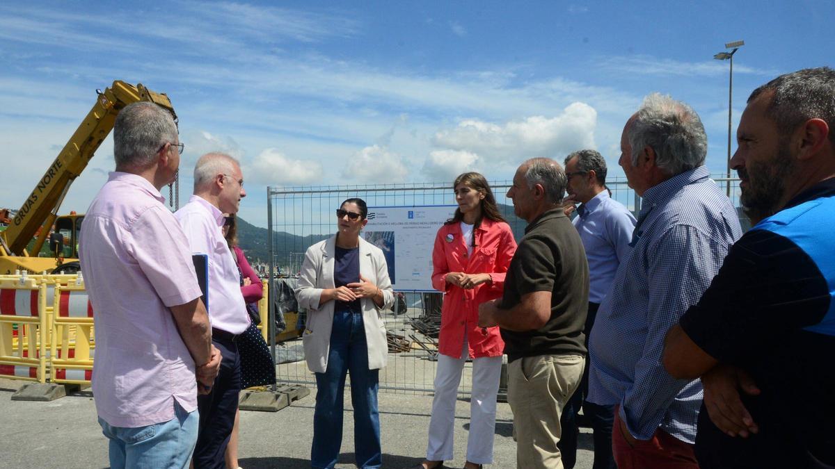 Botana con la alcaldesa y representantes del sector del mar, ante las obras.