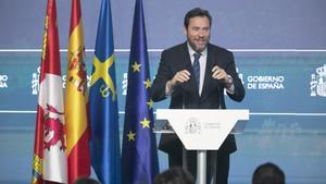 El ministro de Transportes y Movilidad Sostenible, Óscar Puente, realiza unas declaraciones tras el viaje inaugural de la alta velocidad de Madrid a Asturias, en la estación de Oviedo, a 29 de noviembre de 2023, en Oviedo, Asturias (España).