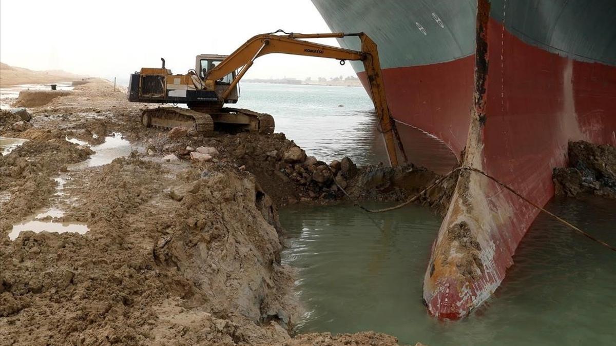 Siguen los trabajos para desbloquear el canal de Suez