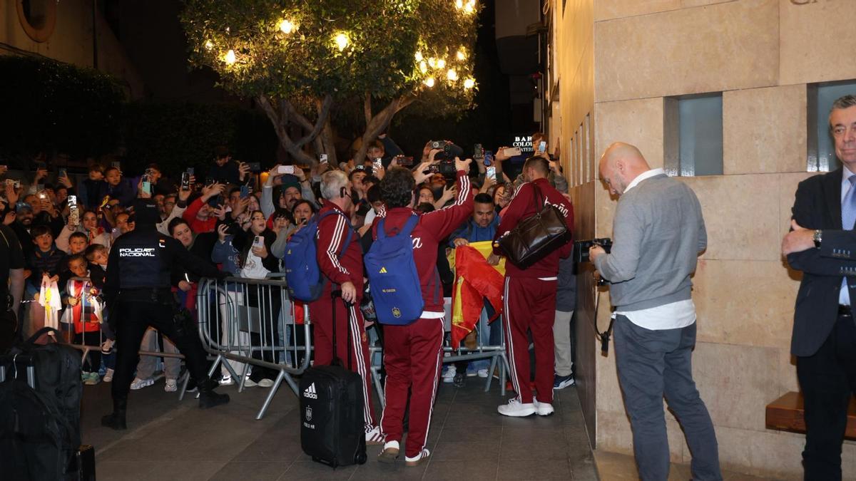 Borja Iglesias junto a los aficionados, en las afueras del Hotel Center.
