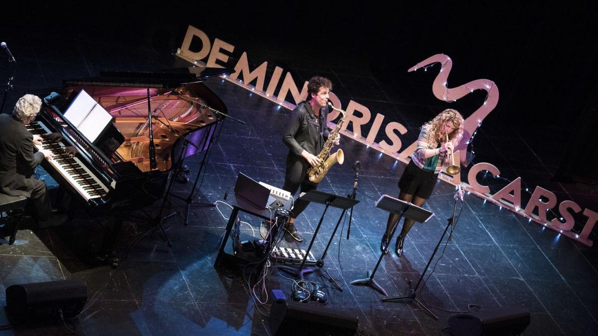 El pianista Manel Camp, el saxofonista Llibert Fortuny i la trompetista Mireia Farrés, dimecres en el concert «JazzNadal i més» | OSCAR BAYONA