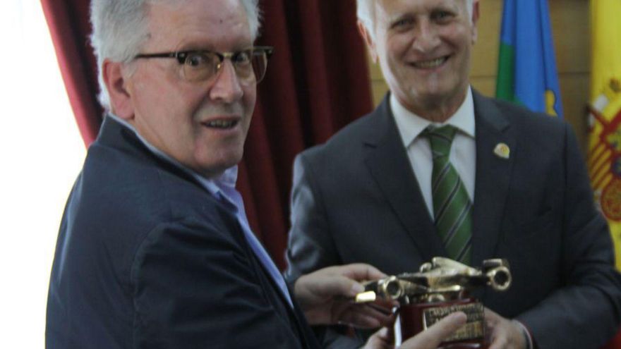 Vicente Merino (izquierda) recibe el premio de manos de Pardeiro. |