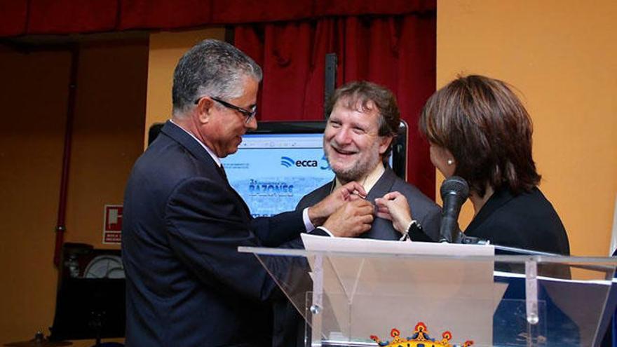 El alcalde Tomás Pérez entrega la insignia de Oro y Brillantes del municipio a Radio Ecca