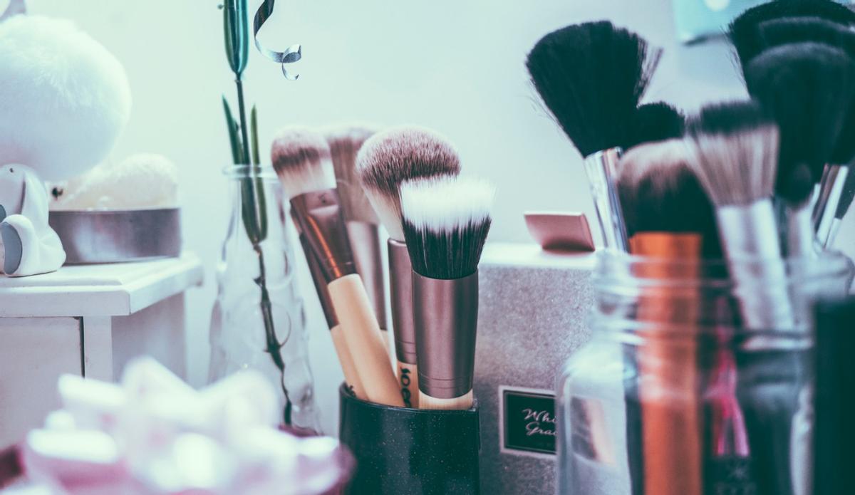La frecuencia con la que debes limpiar tus brochas de maquillaje depende del uso que les des.