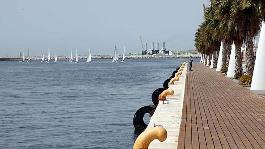 Imagen del muelle 10 donde están ubicadas las oficinas de la Volvo Ocean Race hasta 2017. Al fondo veleros del Club de Regatas entrenando para una prueba .