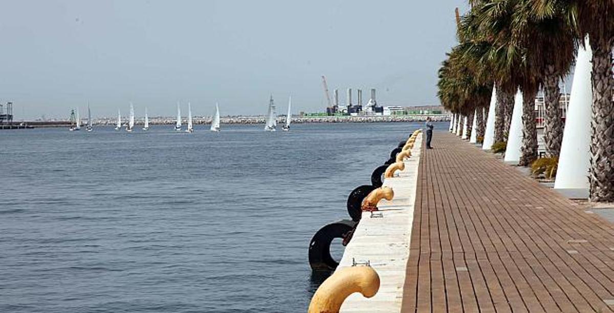 Imagen del muelle 10 donde están ubicadas las oficinas de la Volvo Ocean Race hasta 2017. Al fondo veleros del Club de Regatas entrenando para una prueba .