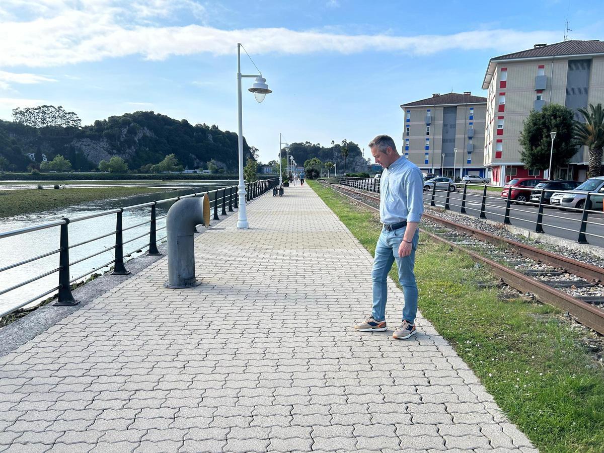 El concejal Alejandro Alonso visitando el paseo tras la limpieza.