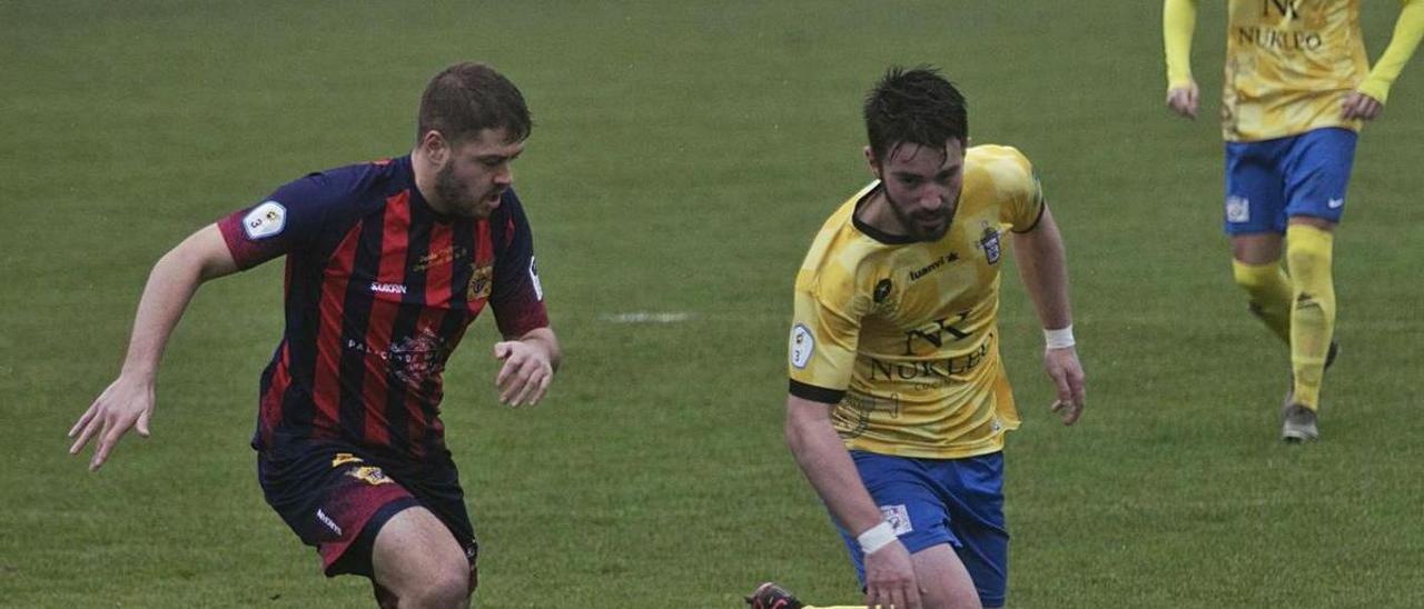 Cristian Rubio conduce el balón durante el partido ante el Valdesoto de la temporada pasada con el San Martín. | M. L.