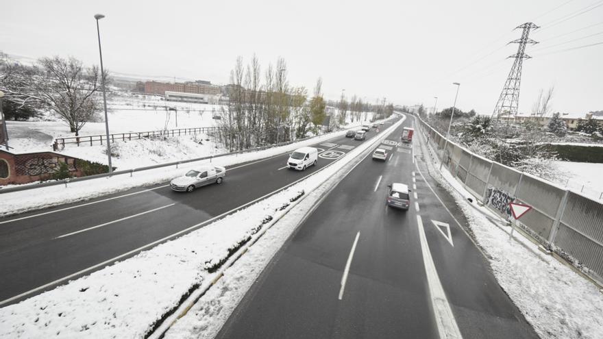 La subida de las temperaturas provoca deshielos y aludes en el noreste