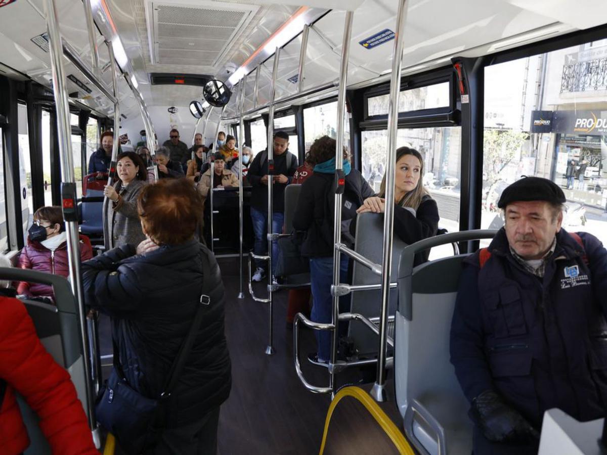 Usuarios de Vitrasa, enel interior del autobús.