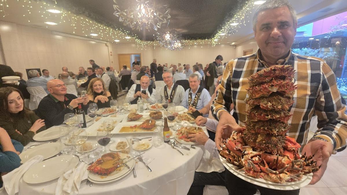 Pabo Agrelo con algunos de los centollos que pudo saborear el año pasado, en una de las comilonas de la Cofradía do Centolo Larpeiro.