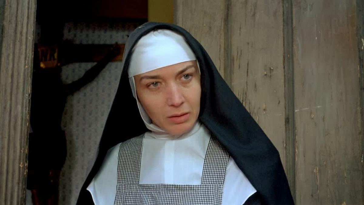 Marisa Paredes interpretando a Sor Estiércol en 'Entre Tinieblas' (1983).