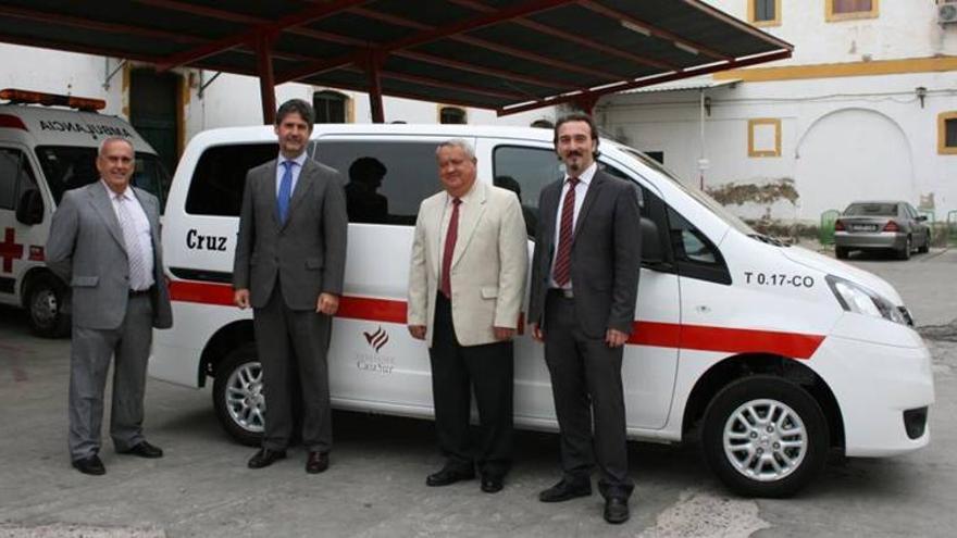 Cajasur dona un coche adaptado a Cruz Roja