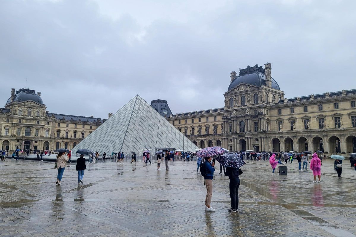 Atracament exprés al Louvre: uns assaltants roben joies de Napoleó en set minuts a plena llum del dia