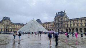 Atracament exprés al Louvre: uns assaltants roben joies de Napoleó en set minuts a plena llum del dia