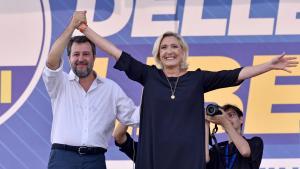 El líder de la Liga, Mateo Salvini, y la presidenta de Agrupación Nacional Francesa, Marine Le Pen, saludan durante la convención de la Liga en Pontida (Bérgamo). 