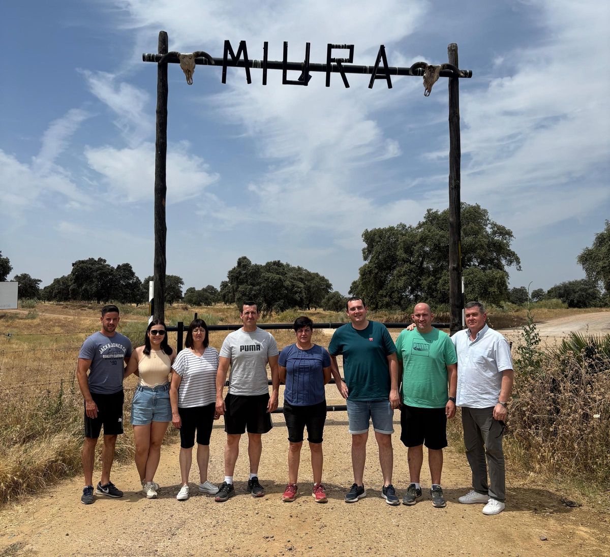 Representantes de la junta de fiestas visitaron la mítica ganadería Miura.
