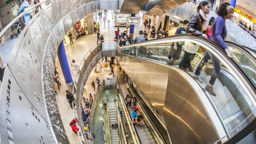 Los clientes realizan sus compras en el interior del centro comercial Siete Palmas. | j.c. guerra