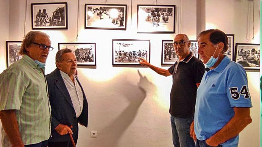 Benito Iglesias, Ángel Menéndez, Modesto Rubiera y Faustino Fernández Ovies, en la exposición en recuerdo del Tarangu. | R. Menéndez